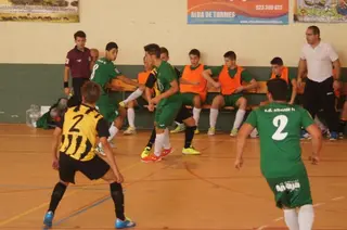 El III Columnas se lleva el derbi juvenil
