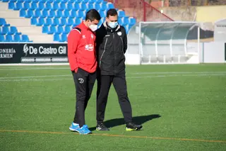 Dani Mori y el doctor González, en el entrenamiento de este martes / FOTO SALAMANCA24HORAS.COM