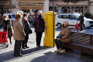 Mujeres con mascarilla en Salamanca