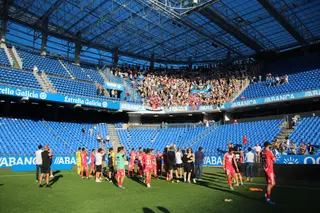 Los jugadores de Unionistas se despiden de sus aficiones en Riazor | FOTO SALAMANCA24HORAS.COM