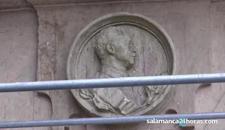 Retirada del medallón de Franco de la Plaza Mayor en 2017