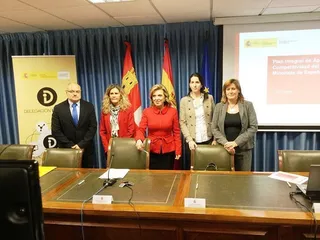 FOTO1LuisAntonioGmezAlnLucioVillegasMJosSalgueiroIreneNezyMngelesRodrguezantesdeiniciarseDelegacinInforma