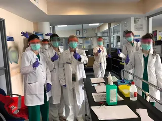 Voluntarios mascaras y pantallas (2)