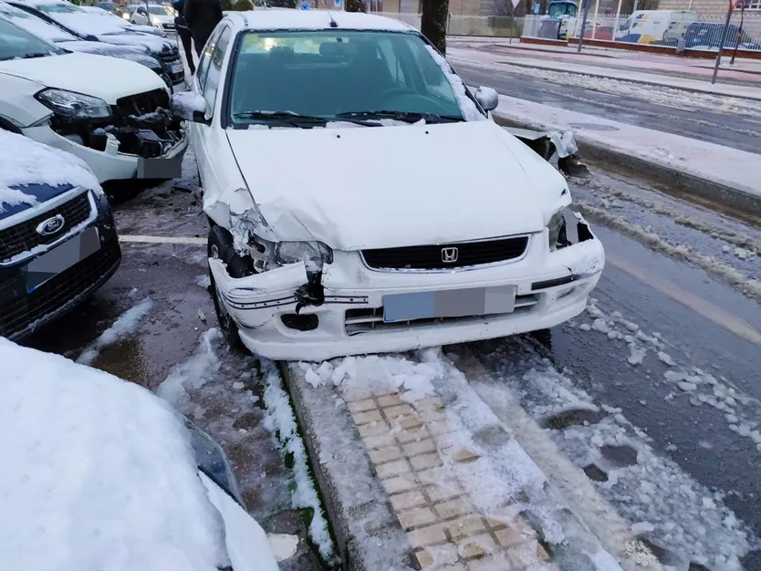 Un coche robado en Salamanca choca contra dos vehículos estacionados en Carbajosa