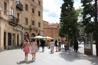 Gente en verano paseando por Salamanca. Foto de archivo