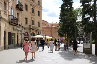 Gente en verano paseando por Salamanca. Foto de archivo
