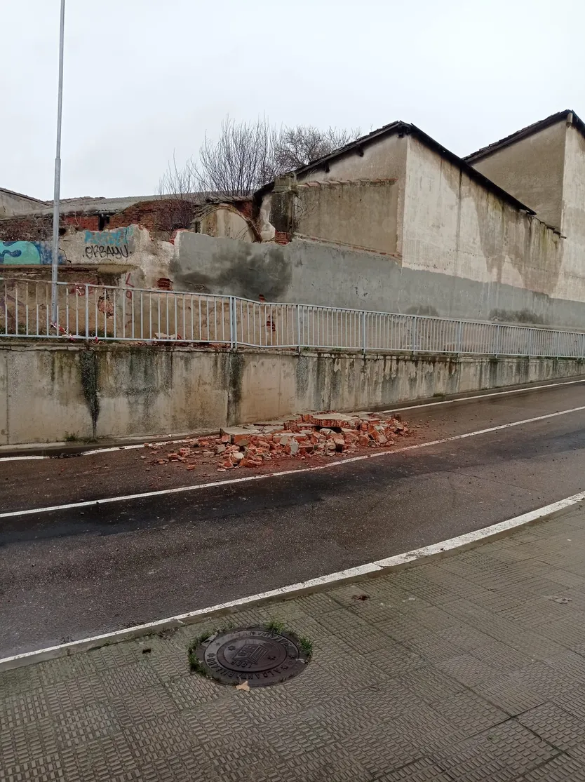 Caída de un muro en la calle Mayor de Chamberí