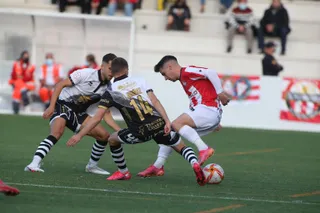 Íñigo trata de robar un balón ante la SD Logroñés / FOTO SALAMANCA24HORAS.COM