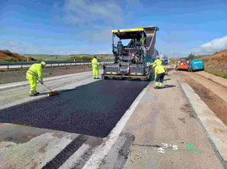 Operadores realizando trabajos de mantenimiento y conservación de carreteras del Estado | MINISTERIO DE TRANSPORTES Y MOVILIDAD SOSTENIBLE - EP