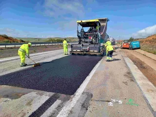 Operadores realizando trabajos de mantenimiento y conservación de carreteras del Estado | MINISTERIO DE TRANSPORTES Y MOVILIDAD SOSTENIBLE - EP