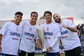 Antonio Amaro posa con el trofeo de campeón de Segunda RFEF | FOTO RAYO MAJADAHONDA