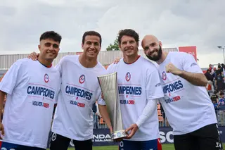Antonio Amaro posa con el trofeo de campeón de Segunda RFEF | FOTO RAYO MAJADAHONDA