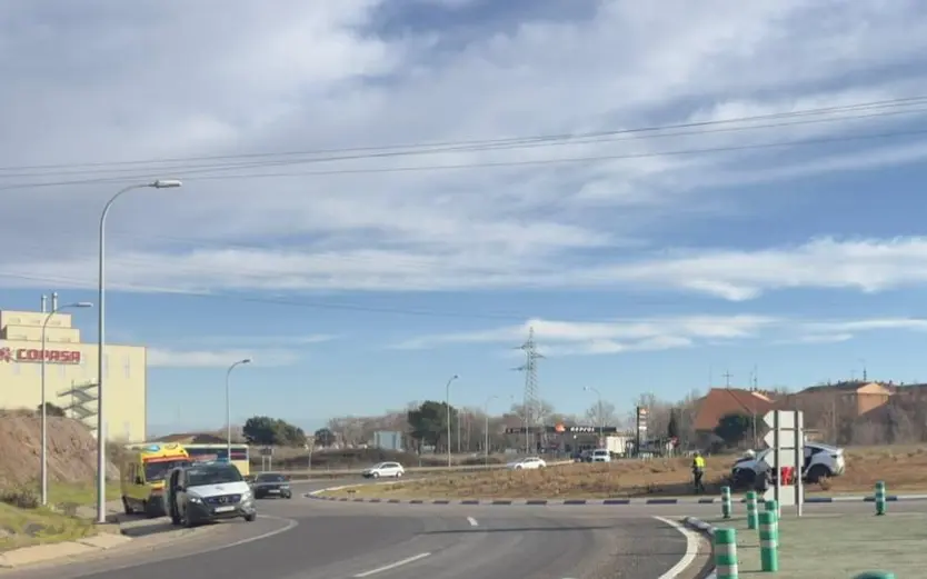 Guardia Civil, una ambulancia y el coche afectado en la rotonda de Buenos Aires