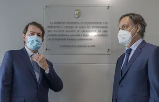 Alfonso Fernández Mañueco y Carlos García Carbayo participan en el acto de clausura del centro de vacunación masiva del Pabellón Multiusos 'Sánchez Paraíso'
