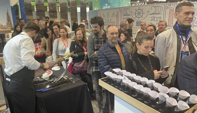 Asistentes stand del Ayuntamiento de Guijuelo en Fitur