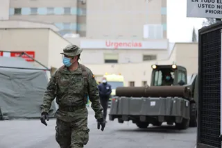 Un soldado pasa junto al área donde militares del Mando de Ingenieros de Salamanca del Ejército de Tierra, una unidad de 34 militares, instalan un hospital provisional. Foto de archivo