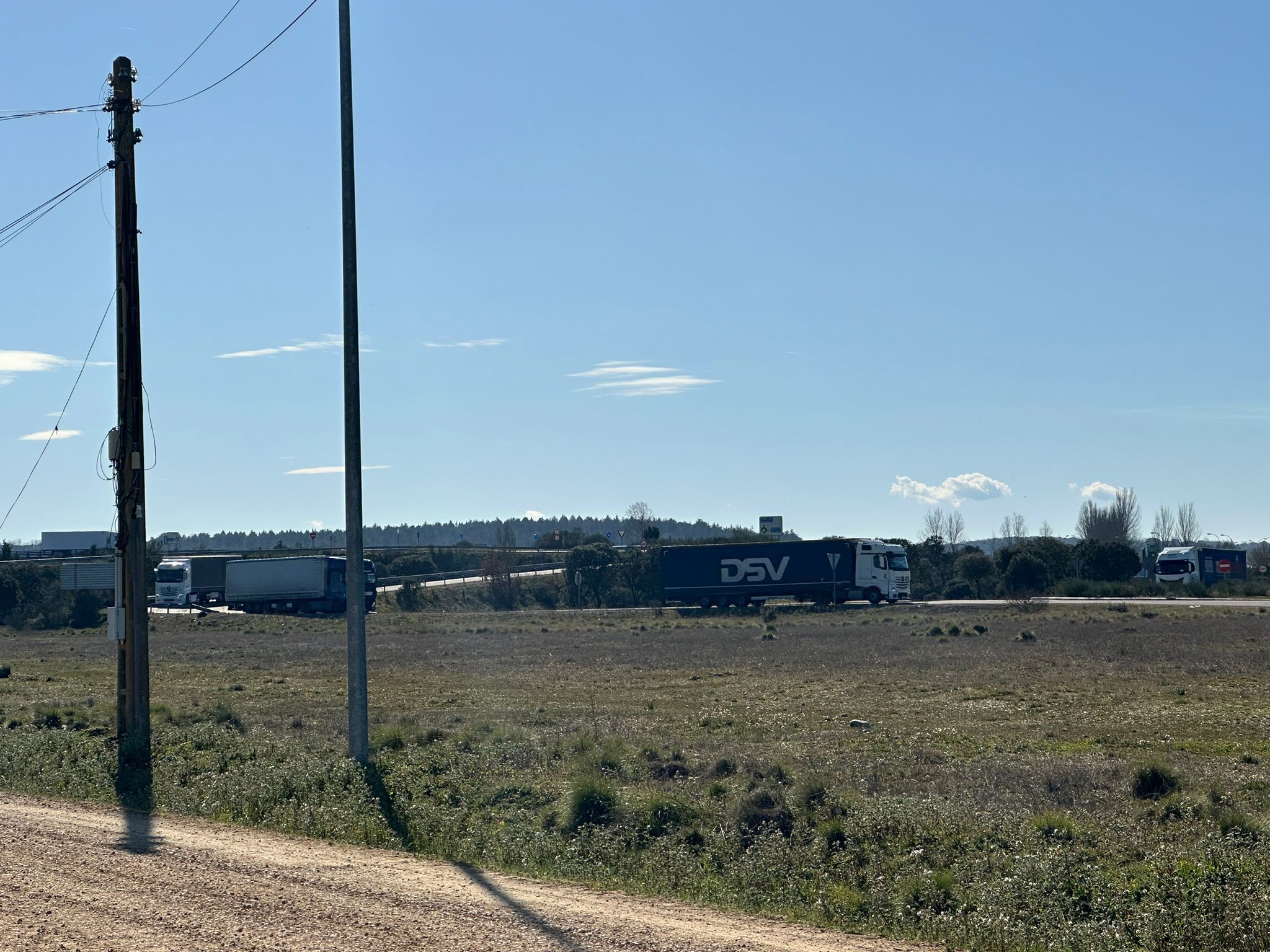 Camiones aparcados a la salida de la autovía en Sancti Spíritus