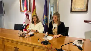 La alcaldesa de Peñaranda, Carmen Ávila, y la concejala Fátima Manzano, han presentado este programa