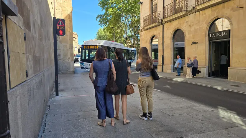Un grupo de mujeres esperan en el semáforo de San Pablo hasta que pase un autobús