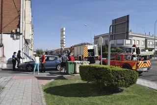 Los bomberos han acudido a la Avenida de Salamanca para sofocar el incendio en un vehículo