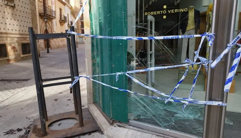 Un camión de limpieza cae sobre una terraza en la calle Sol Oriente cuando intentaban subirlo a una grúa