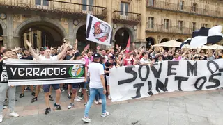 Corteo de la afición de Unionistas en la Plaza Mayor de Salamanca