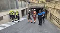 Los bomberos y la Policía Local de Salamanca en la actuación del derrumbe de un techo en la Cuesta de San Blas