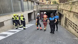 Los bomberos y la Policía Local de Salamanca en la actuación del derrumbe de un techo en la Cuesta de San Blas