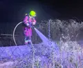 Un bombero apagando el incendio generado por el coche en Pelabravo. 