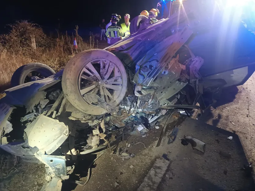 Vehículo volcado con cinco personas heridas en Villar de Peralonso
