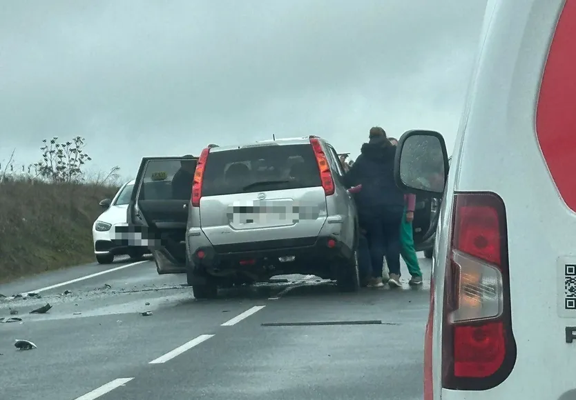 Imagen del otro vehículo implicado en el accidente de tráfico en la carretera de Alba de Tormes, la CL-510