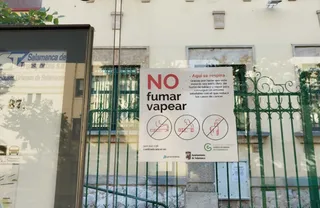 Cartel de no fumar y no vapear en el paseo de la Estación