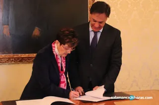 Alcalde y presidenta CES firman el protocolo de colaboración11