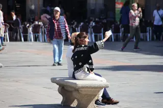 Gente tomándose una foto en la Plaza Mayor de Salamanca | Imagen de archivo