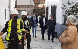 Encarnación Pérez, subdelegada del Gobierno, durante la visita a una de las obras de instalación de banda ancha en la provincia