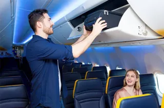 Archivo - Equipaje de mano a bordo de un avión de Ryanair - RYANAIR - Archivo