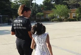 Carlota visitando la central de la Policía Local de Valencia