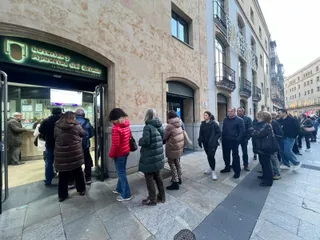 Largas colas en Salamanca por la ilusión ilusión navideña del número de la Lotería de la USAL