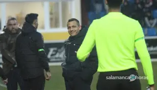 Dani Llácer sonríe al línea en el Unionistas Ponferradina | FOTO MÍKEL ANTÚNEZ