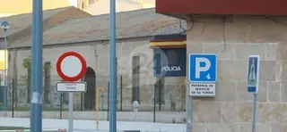 Una mujer golpea a dos taxistas y hiere a varios policías después de intentar huir en Comisaría