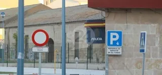 Una mujer golpea a dos taxistas y hiere a varios policías después de intentar huir en Comisaría