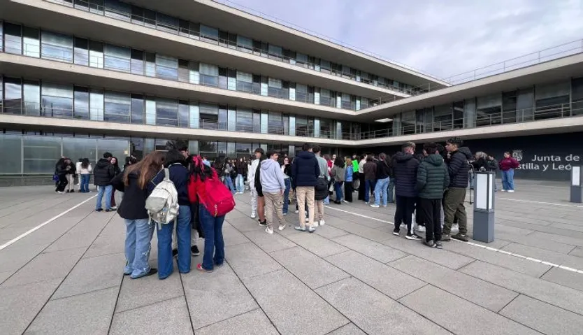 Huelga estudiantil frente a la Delegación Territorial de la Junta de Castilla y León