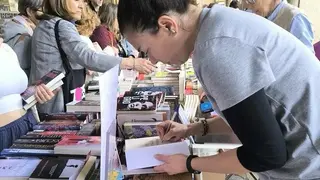 Miriam Herrán de Viu en una firma en la Plaza Mayor de Salamanca | IG