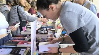 Miriam Herrán de Viu en una firma en la Plaza Mayor de Salamanca | IG