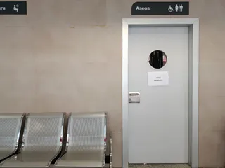 Puerta de los aseos de la estación de autobuses de Béjar, cerrada y con un cartel de 'aseos averiados'. | UPL