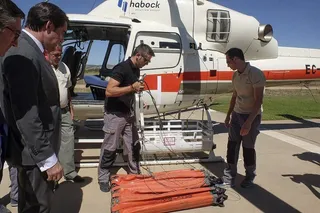 El helicóptero HOTEL de la Junta coordina desde el aire los medios aéreos que operan contra los incendios forestales