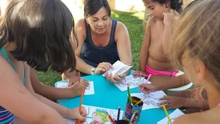 La piscina se llena de zumbidos y aleteos