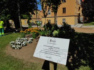 Placa en recuerdo a Roberto Fraile en el jardín que lleva su nombre