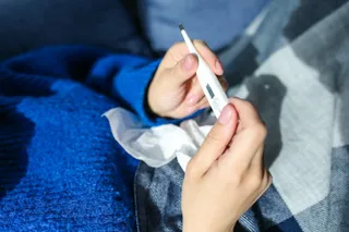 Catarro, fiebre, gripe, termómetro, mocos. Foto Pexels.