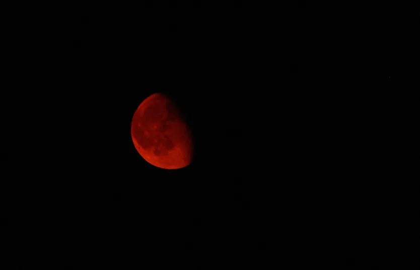 La luna se tiñe de rojo en el Bierzo debido a los incendios